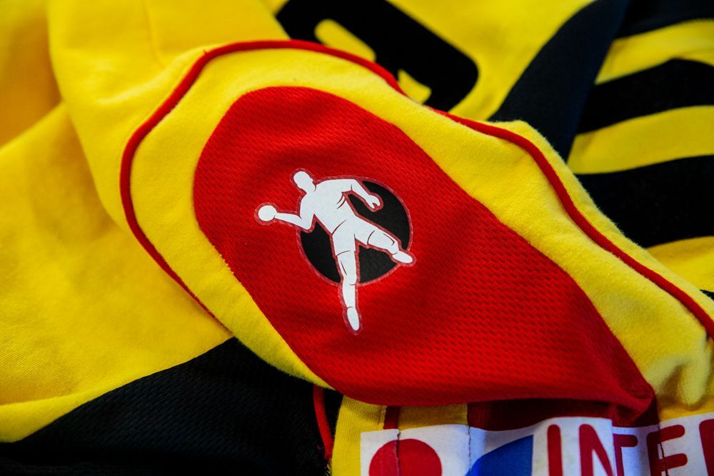 Kempa Handballer logo auf gelb roten Trikot