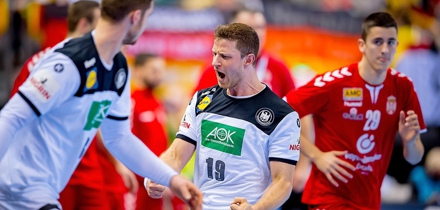 deutscher Handballspieler freut sich über den Sieg gegen Serbien