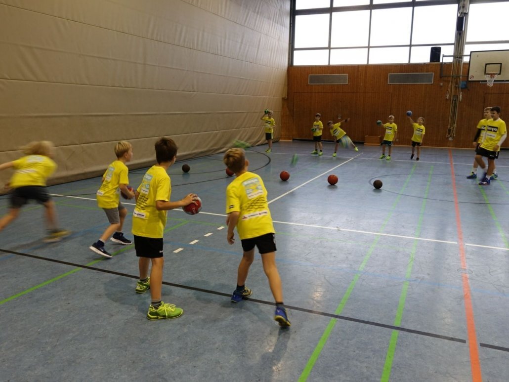 Handballtraining jungen Spieler in gelben Trikots
