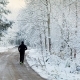 Mann der im Winter joggt