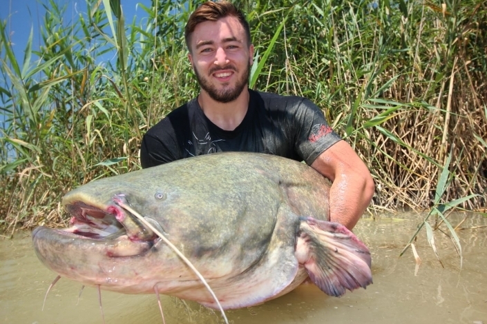 Jannik Kohlbacher mit einem Fisch