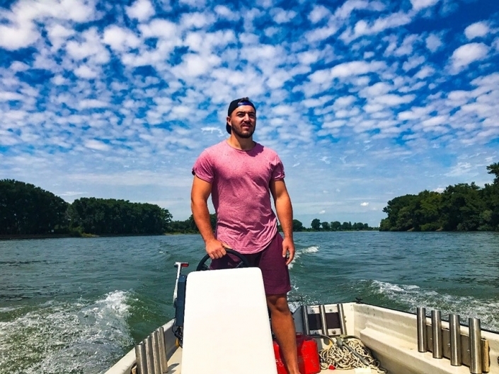 Jannik Kohlbacher fährt ein Boot