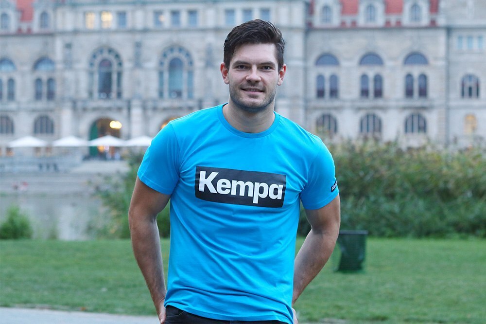 Evgeni Pevnov im blauen Kempa T-Shirt