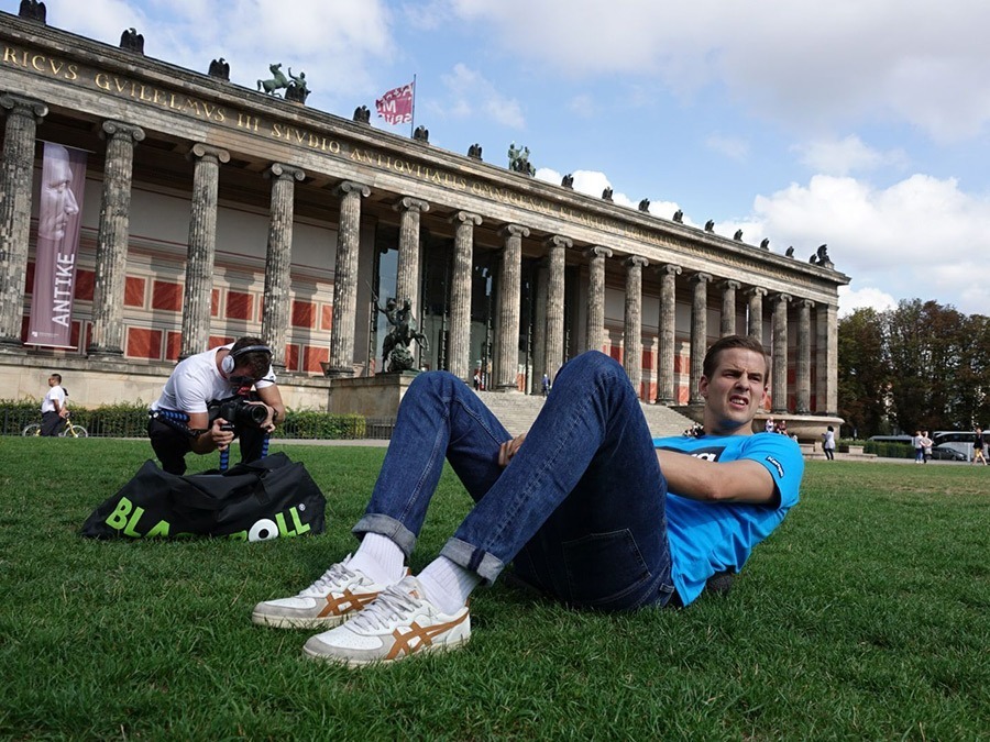 Jonathan Carlsbogard liegt auf dem Lustgarten vor dem Alten Museum Berlin