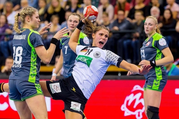 Xenia Smits wirft den Handball mit voller Kraft