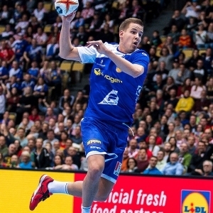 Bjarki Mar Elisson zielt mit dem Handball