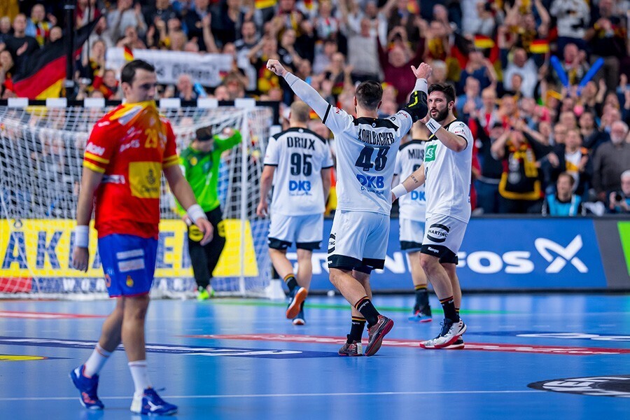 die deutschen Handballspieler feiern den Sieg gegen Spanien WM 2019