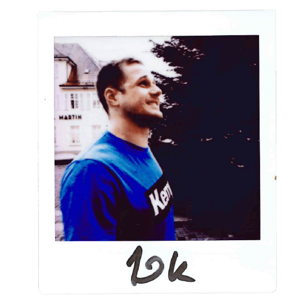 Kresimir Kozina lächelt zum Himmel Polaroid mit Unterschrift