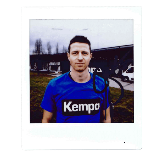 Martin Strobel posiert für die Kamera Polaroid mit Unterschrift