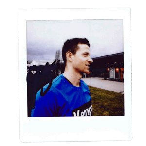 Martin Strobel blickt zur Seite Polaroid mit Unterschrift
