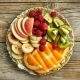 Früchteteller mit Kiwi, Apfel, Banane, Orange und Beeren