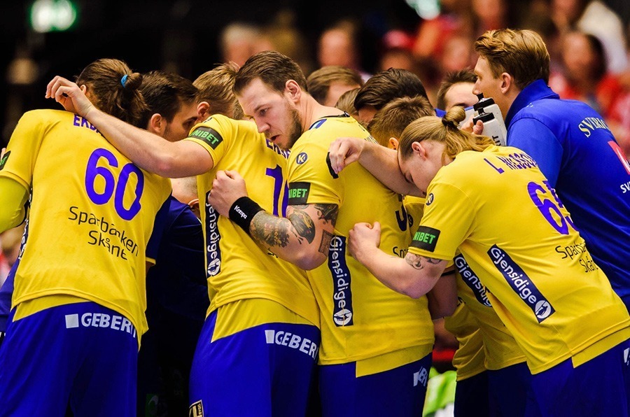Handballmannschaft Schweden umarmt sich WM 2019