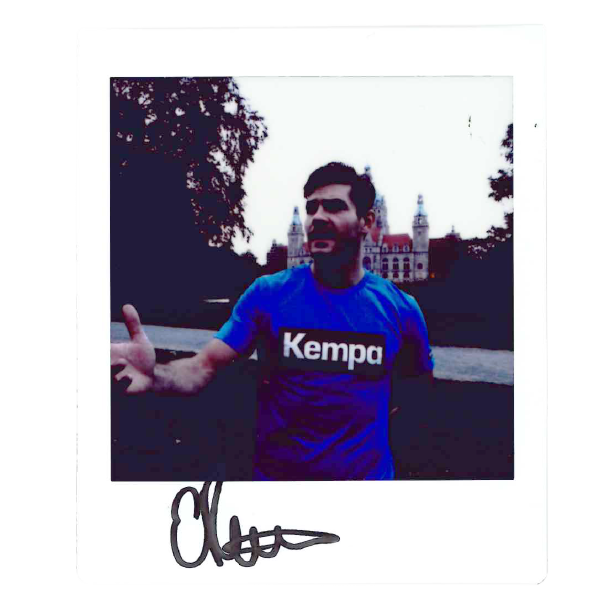 Evgeni Pevnov streckt seine Hand aus Polaroid mit Unterschrift