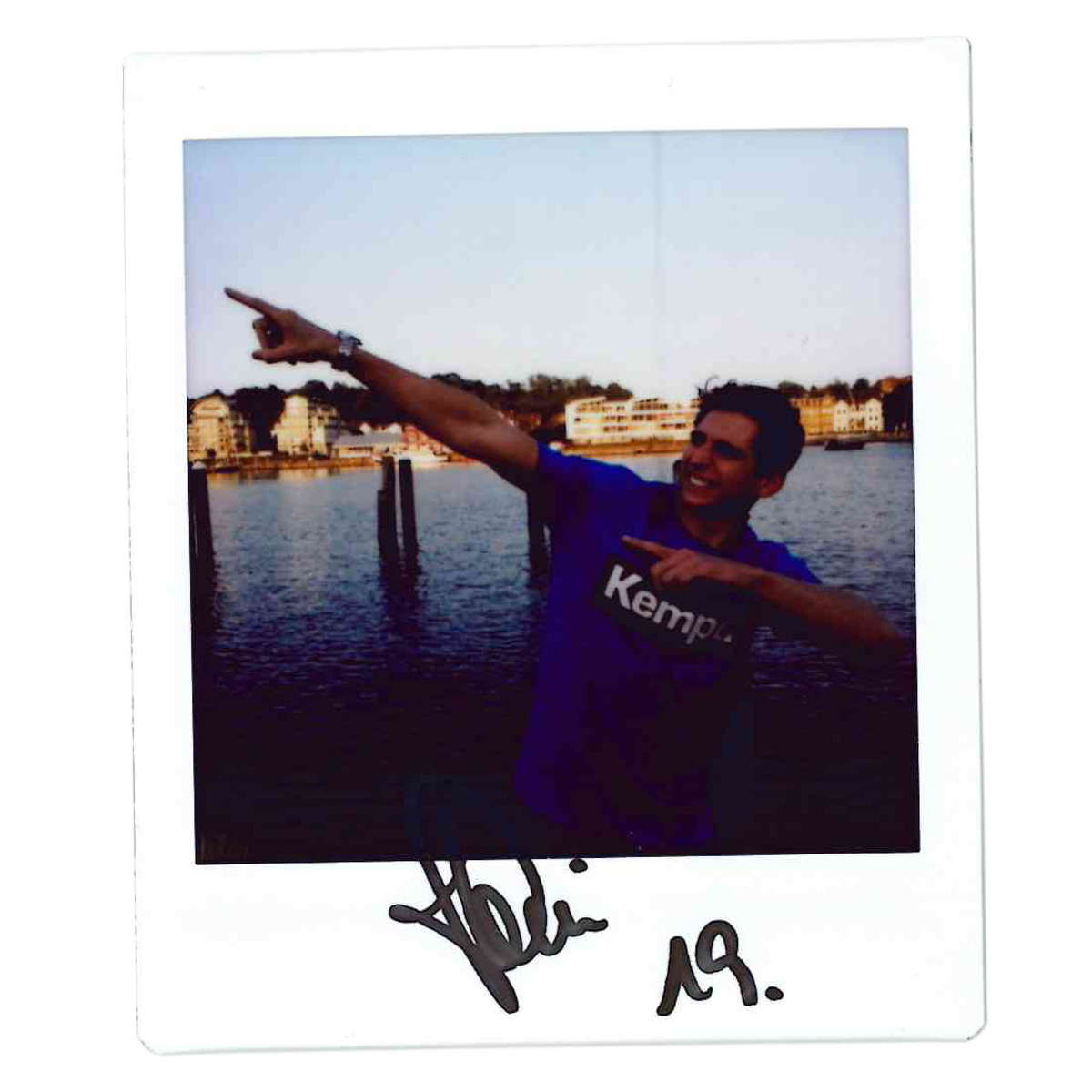 Marius Steinhauserzielt auf den Himmel Polaroid mit Unterschrift