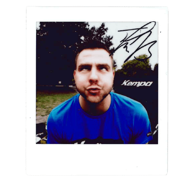 Christoph Theuerkauf küsst die Kamera Polaroid mit Unterschrift