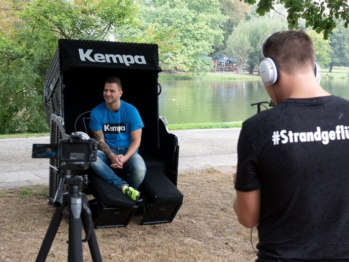 Christoph Theuerkauf im Interview mit Kempa in einem Strandlorb