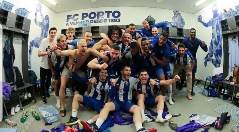 Handballverein FC Porto feiern den Eintritt ins Halbfinale
