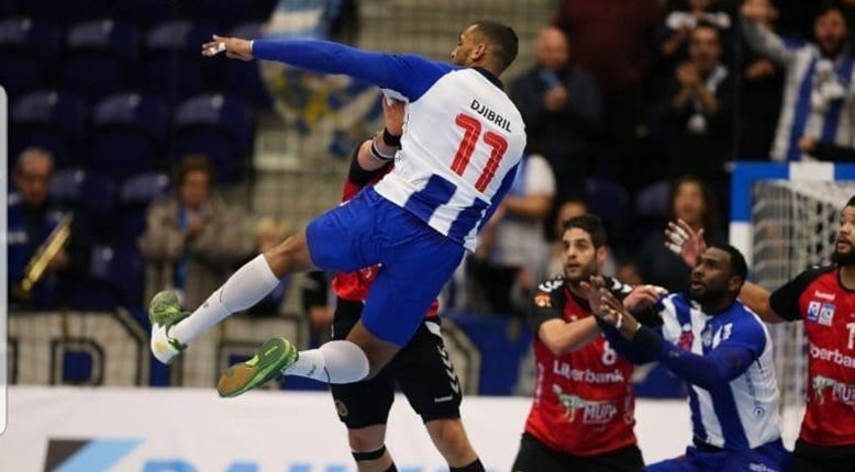 Djibril M'Bengue springt für den Handball: FC Porto - Saint-Raphaël