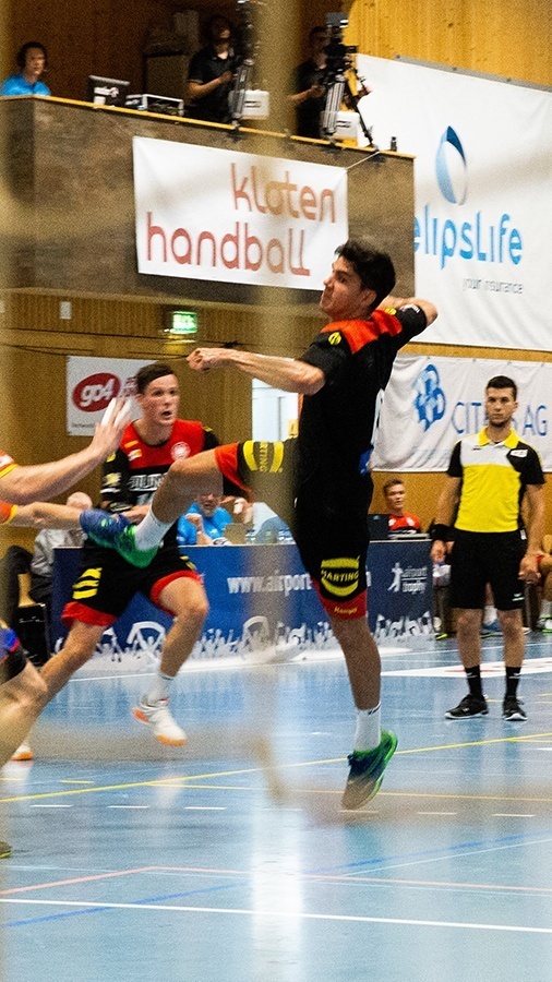Eloy Morante Maldonado spring für den Abwurf beim Handballspiel