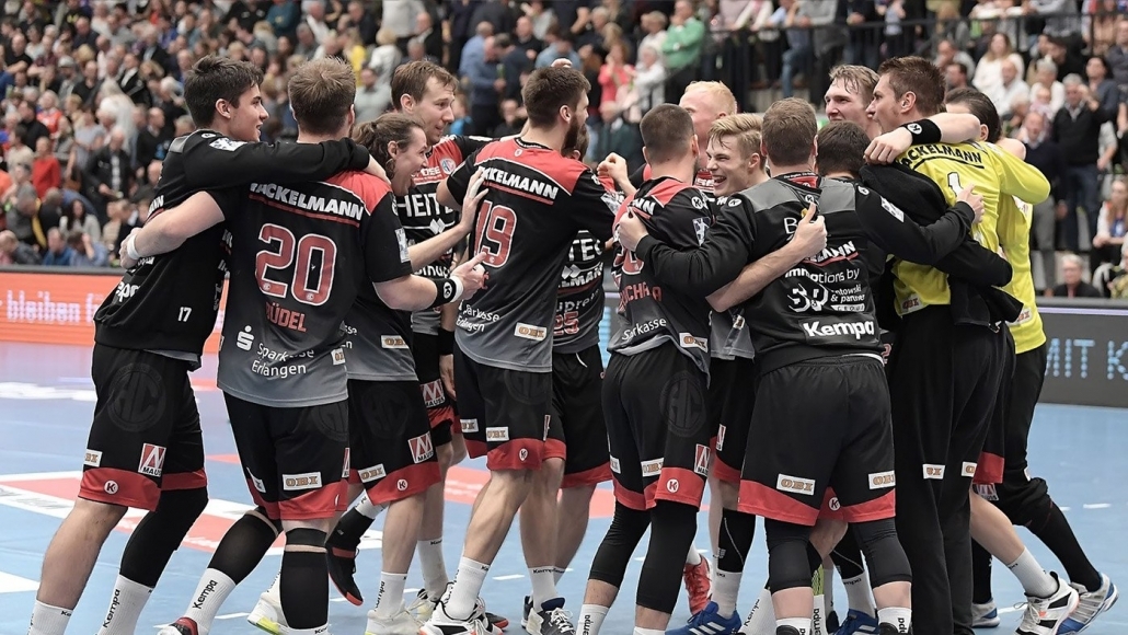Mannschaft HC Erlangen umarmt sich nach dem Sieg