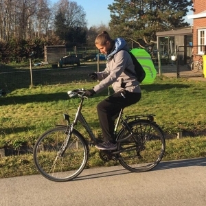 Xenia Smits ist auf dem Fahrrad unterwegs