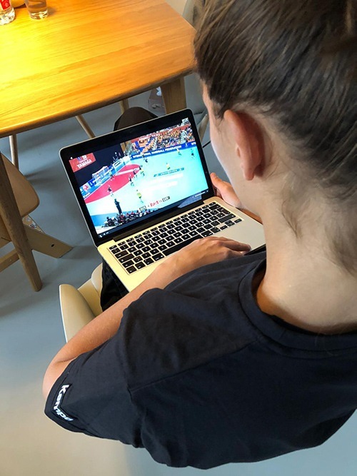Xenia Smits verfolgt die Handball WM 2019 in Japan über ihr Laptop