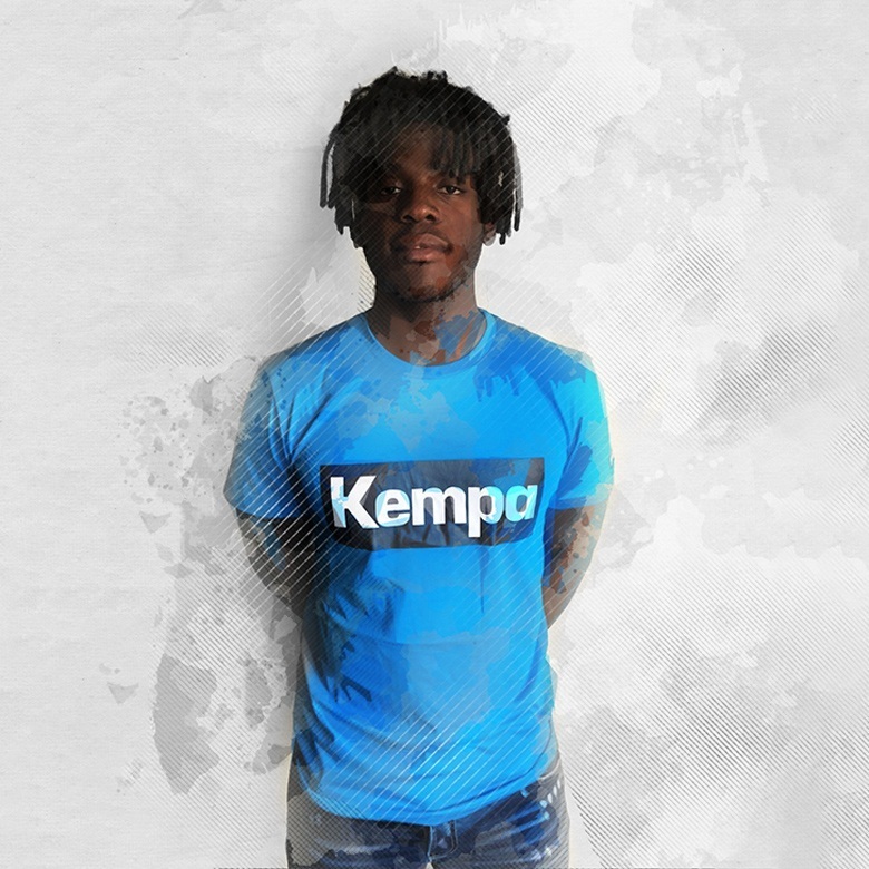 Luis Foege im blauen Kempa T-Shirt und die Arme nach hinten verschränkt
