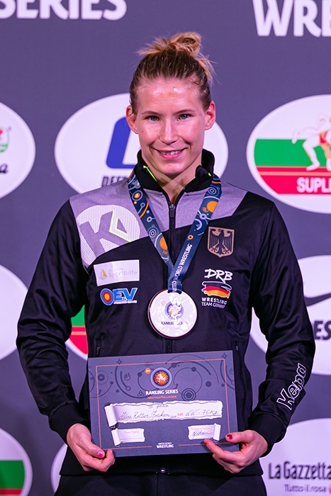 Aline Rotter Focken strahlt mit ihrer Medaille und Urkunde
