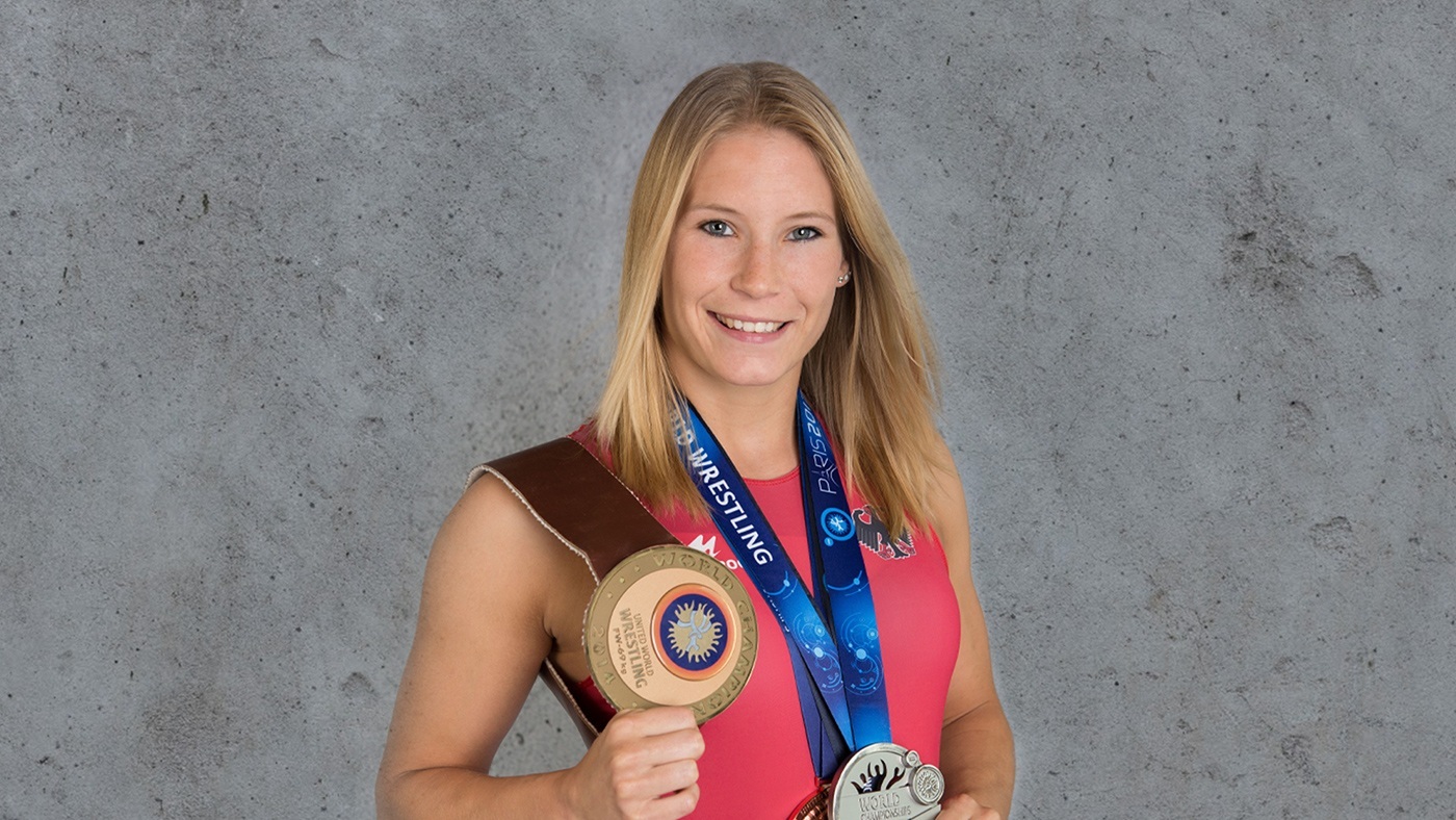 Aline Rotter-Focken posiert mit ihren Medaillen