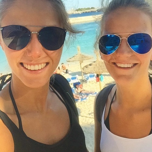Xenia und Munia Smits Selfie am Strand