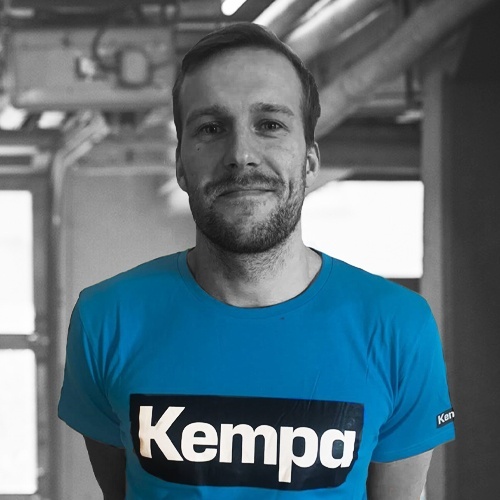 Max Darj im blauen Kempa T-Shirt