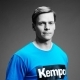Janus Smarason posiert im blauen Kempa T-Shirt