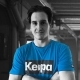 Lukas Stutzke verschränkt seine Arme im blauen Kempa T-Shirt