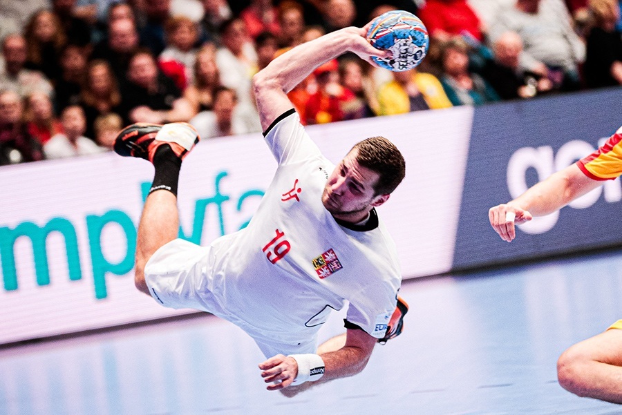 Tomas Babak im Kempa WING Handballschuh beim Sprungwurf