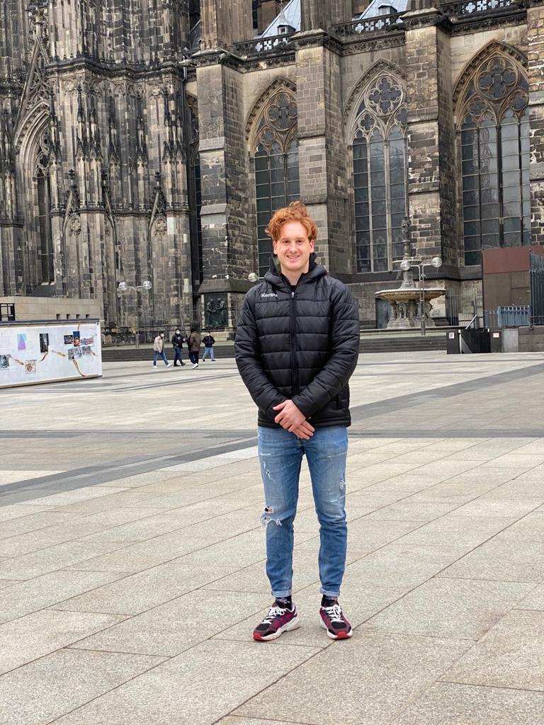 Lukas Stutzke posiert vor dem Kölner Dom