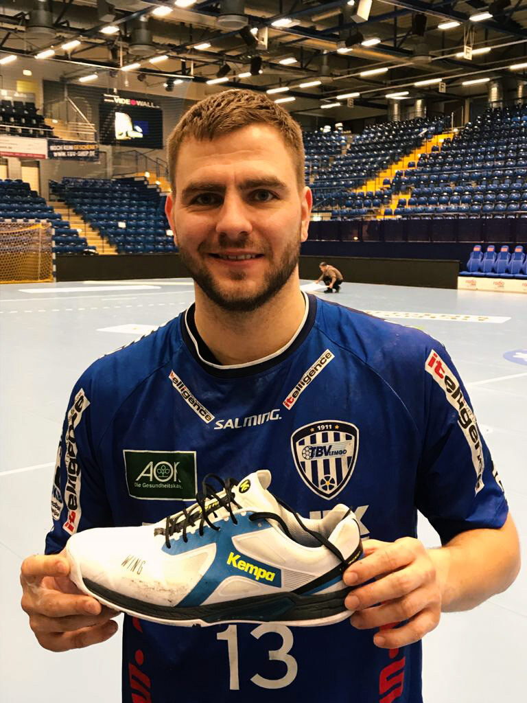 Christoph Theuerkauf hält Kempa Handballschuhe