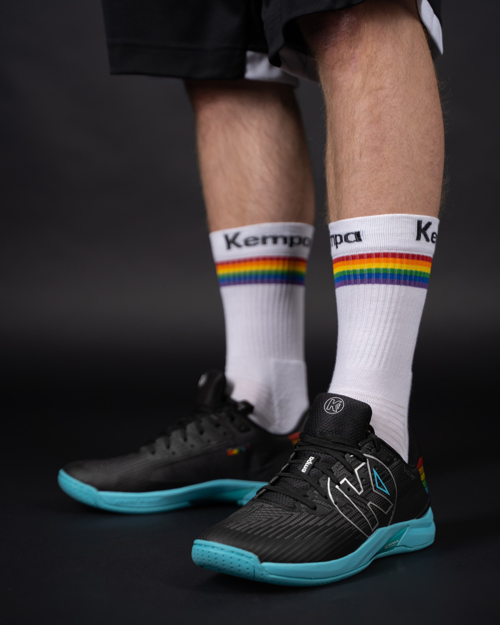 Kempa Socken und Schuhe aus der Rainbow Sonderkollektion