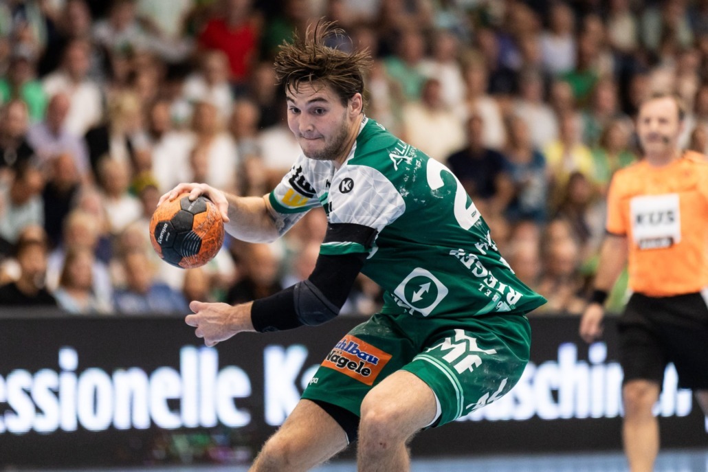 Handball Regeln einfach erklärt Handball Spieler mit Ball vor Fans