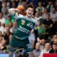 Handballspieler wirft den Ball