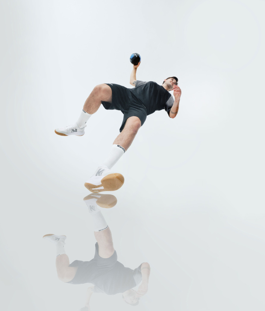 handballer mit kempa handballschuhe